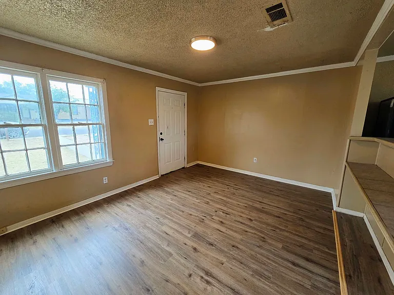 1319 Sycamore St — Photo 6