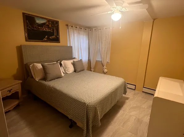 34 Colorado Ave Room 1, Bay Shore, NY 11706