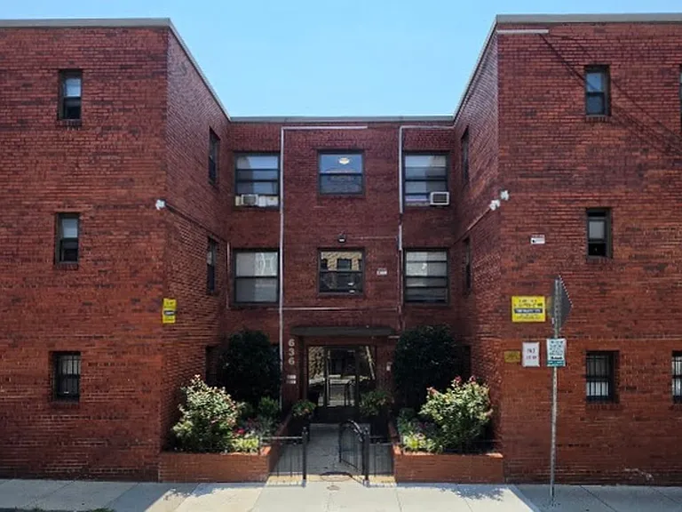 636 Newton Pl NW — Photo 2