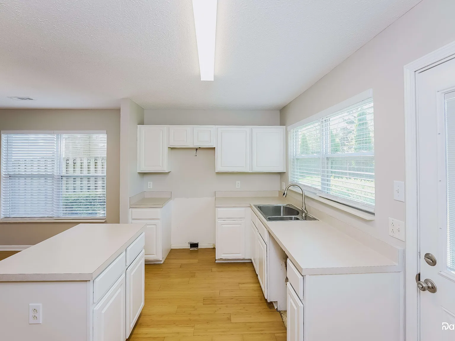 3 bed, 2.5 bath, 1464 sqft, $2,240 — Photo 3