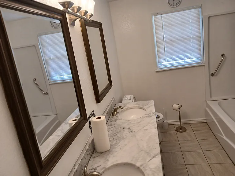 402 Crestwood St — Photo 3