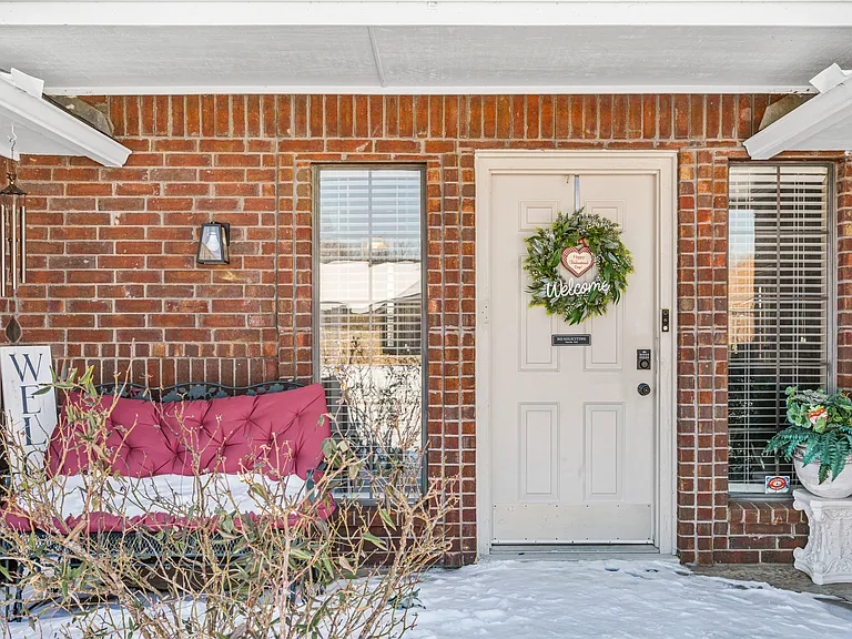706 NW Micklegate Blvd — Photo 2