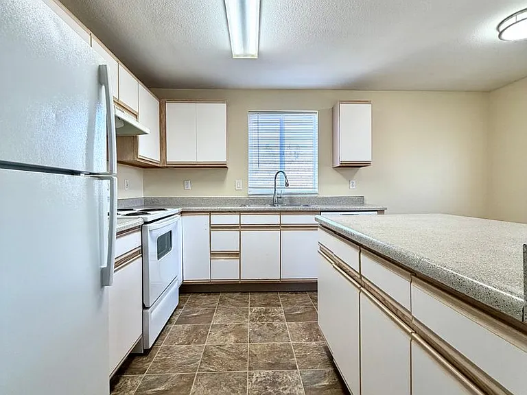 0174-06PP Lindsey Anne Apartments — Photo 4