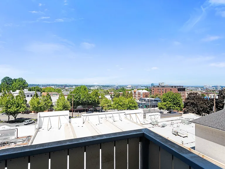 1 Bedroom with den close to SW! Walking distance to Providence Park! — Photo 43