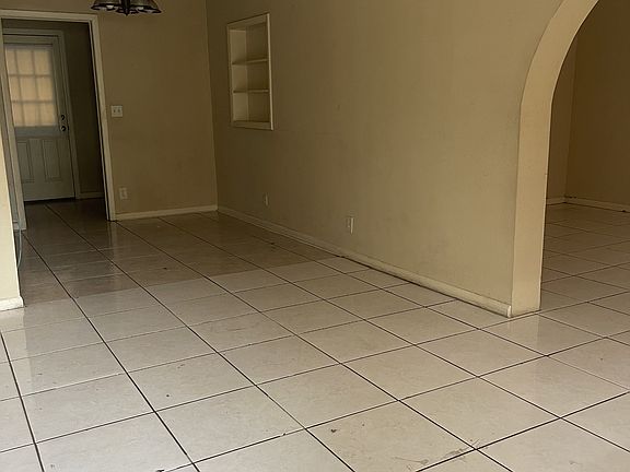 4th image of 5057 Lincoln Cir N