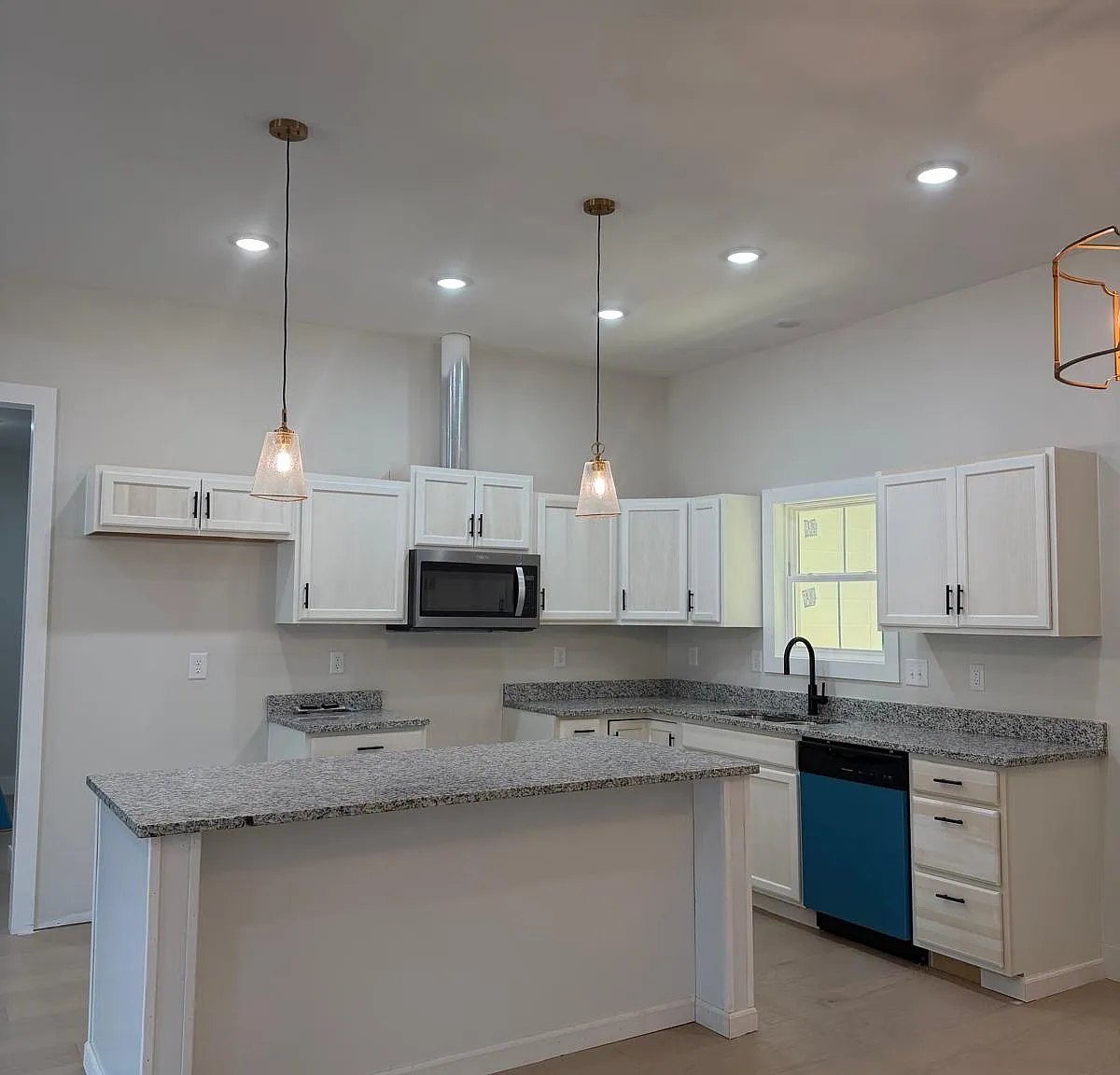 3 bed, 1484 sqft, $2,300 — Photo 4