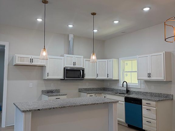 4th image of 210 Salmon St #1