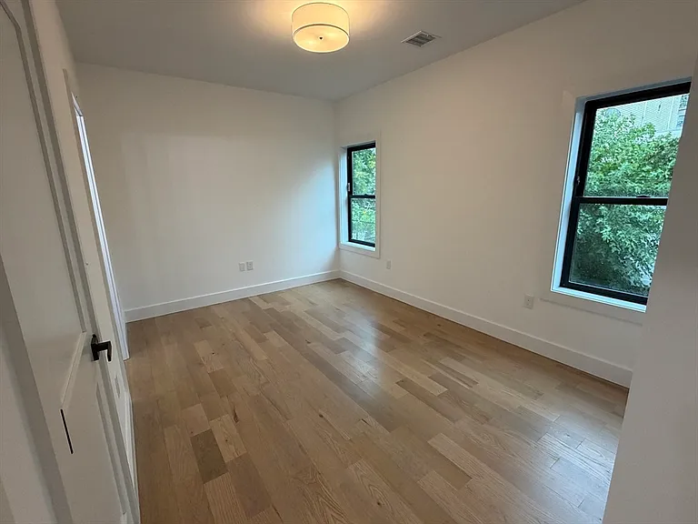 95 Addison St #206 — Photo 4