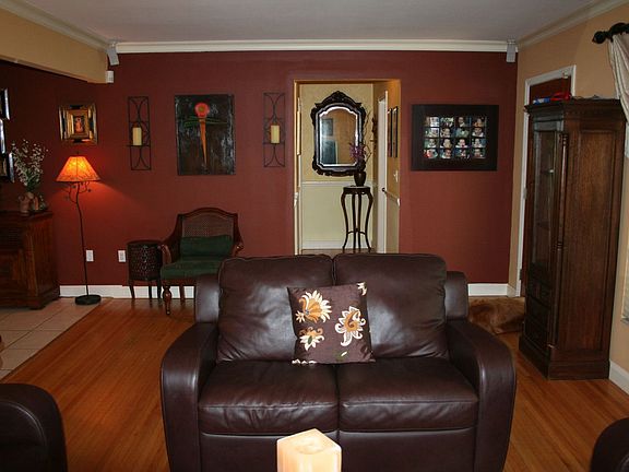 4th image of 899 NE 99th St
