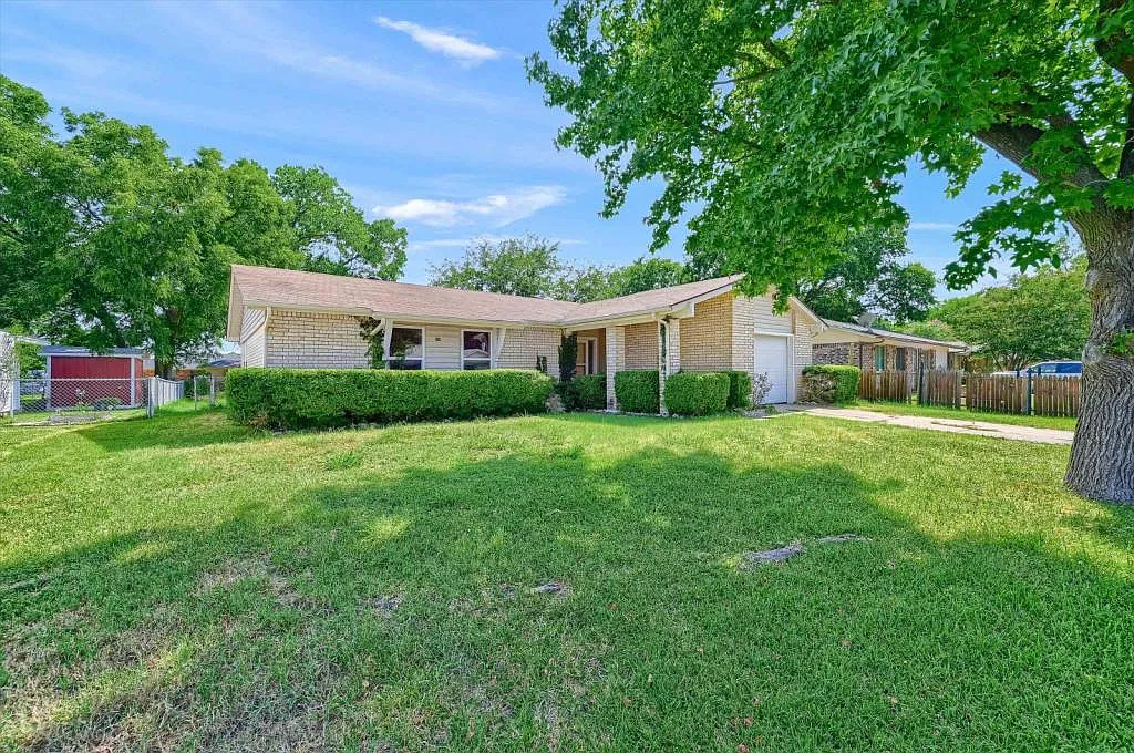 810 Dove Ln — Photo 2
