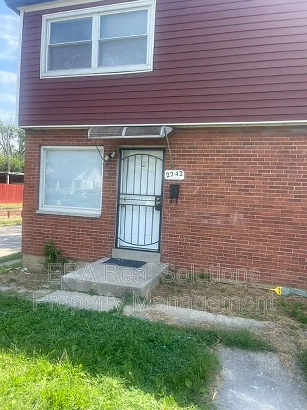 2 bed, 1.0 bath, 810 sqft, $975 — Photo 1