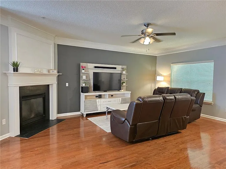 1208 Charleston Ct — Photo 4