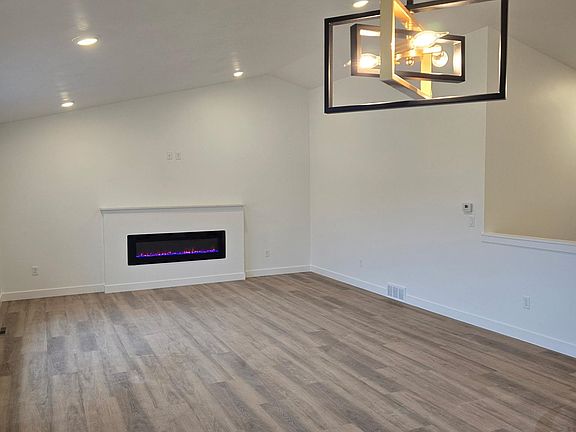 5th image of 2951 Winnipeg St