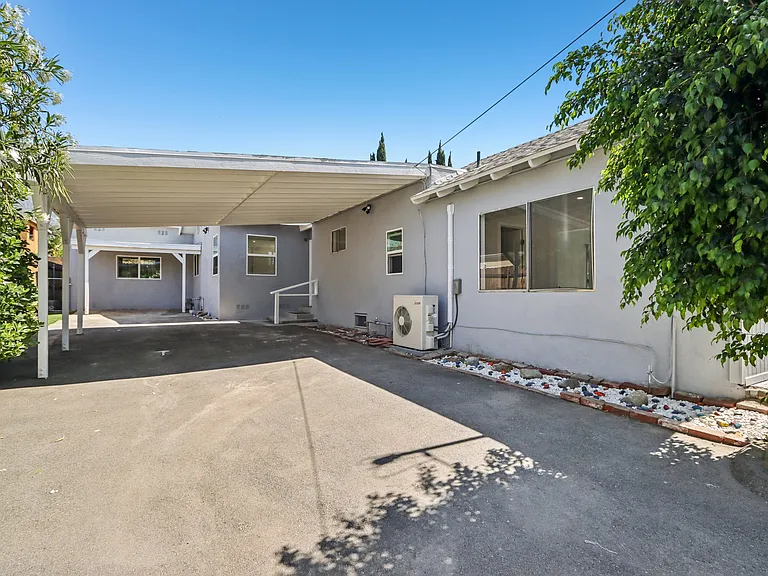 11036 Scoville Ave — Photo 13