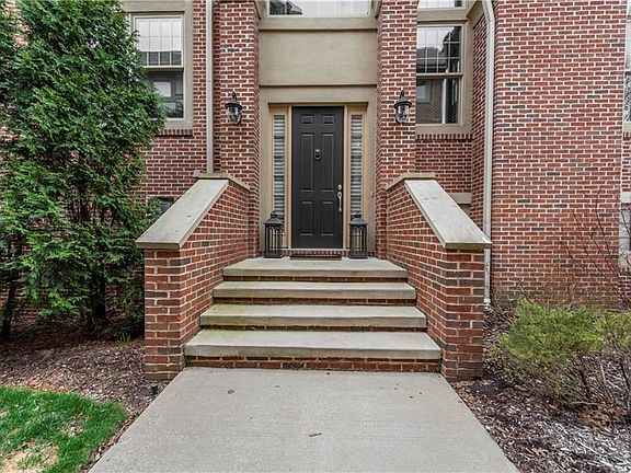 3rd image of 25 Astor Pl
