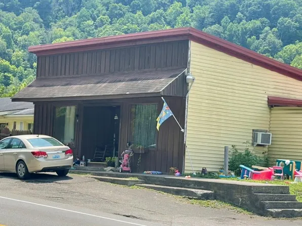 3087 Christopher Rd, Hazard, KY 41701