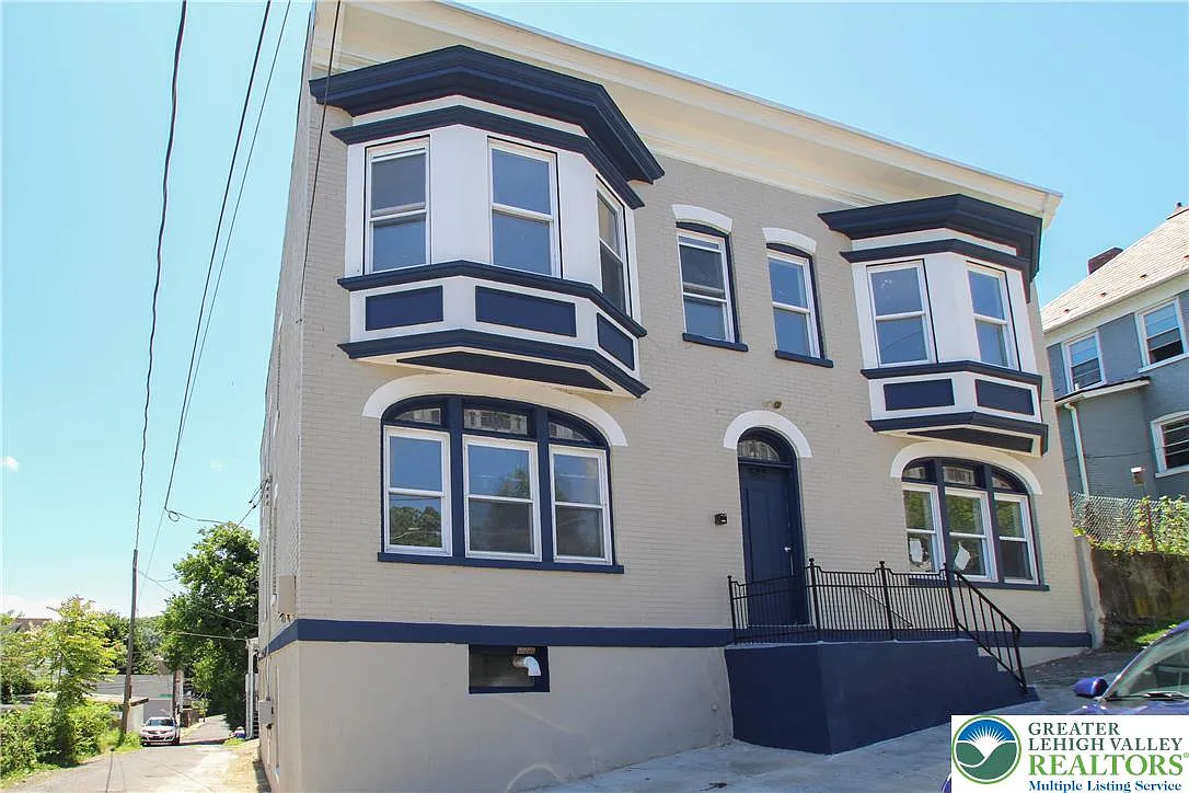 3 bed, 750 sqft, $1,650 — Photo 1