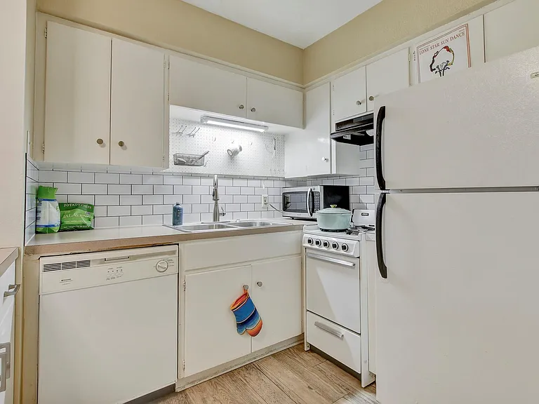 803 W 28th St #103 — Photo 8