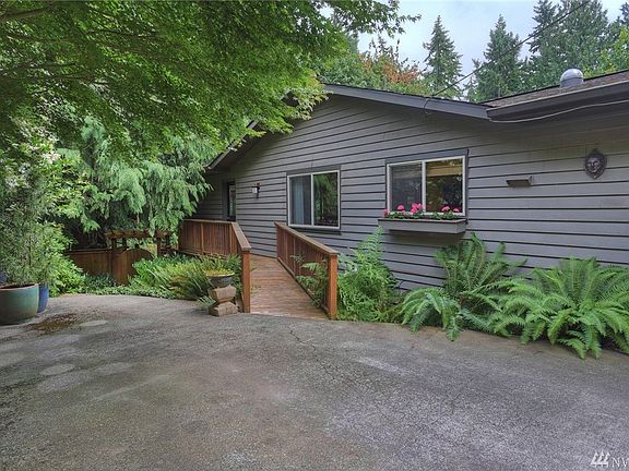 3rd image of 11216 Parkhill Pl NE