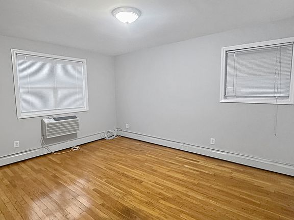 MASTER BEDROOM (UN-STAGED)
