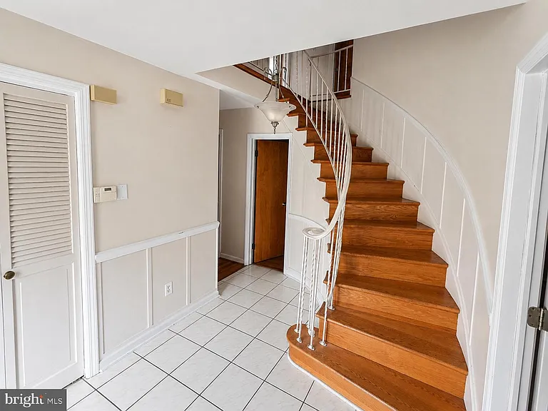 300 Wilson Ave — Photo 4