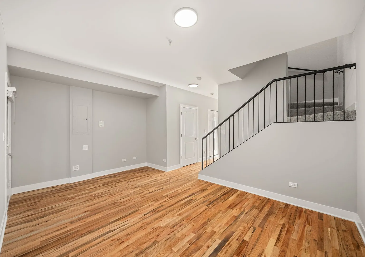 2 Bedroom, 2.5 Bathroom Apartment — Photo 4