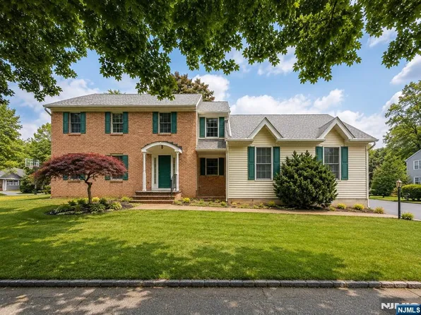 2 Rogers Ct, Midland Park, NJ 07432