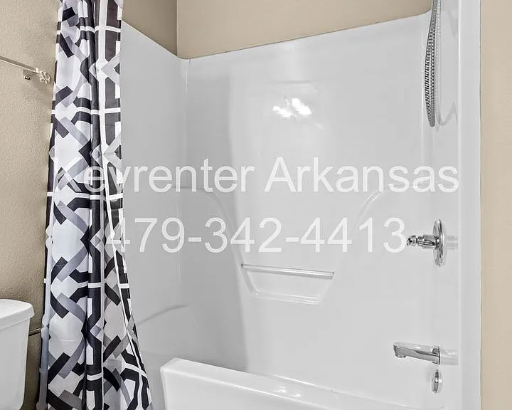 1270 N Trinity Dr — Photo 17