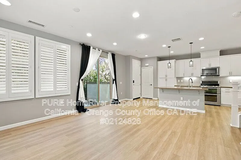 3 bed, 2.5 bath, 1652 sqft, $4,250 — Photo 3
