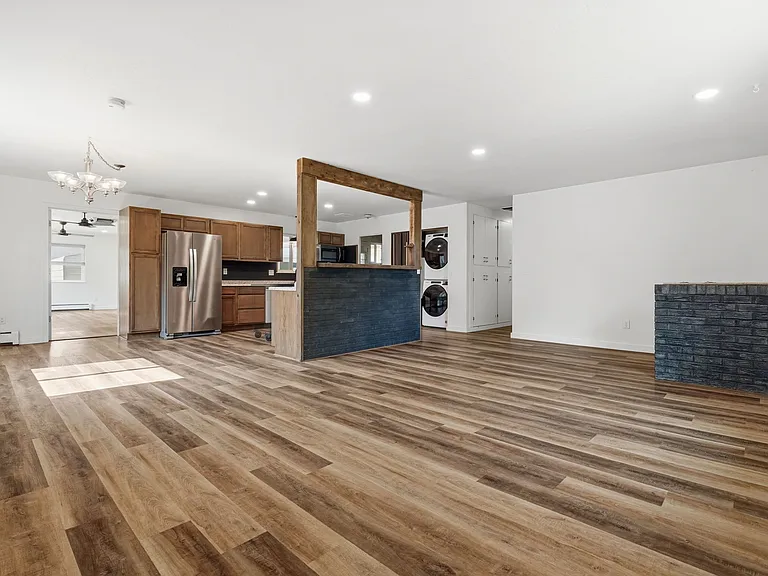 2045 Gunnison Ave — Photo 4