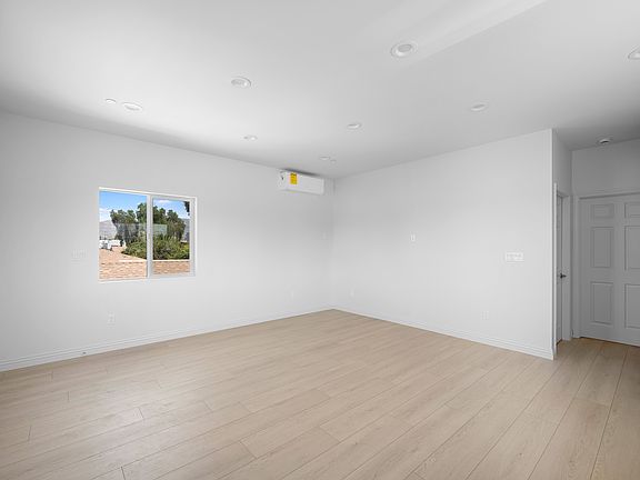 4th image of 11746 De Garmo Ave #11746