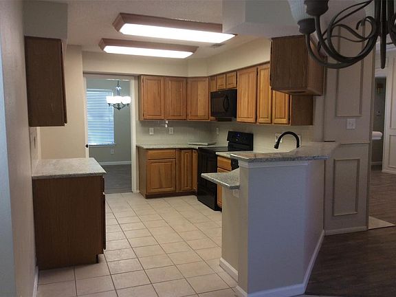 2nd image of 2902 Palisades Dr