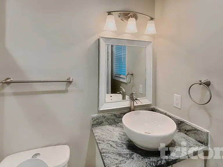 1026 Chelsea Dr — Photo 8