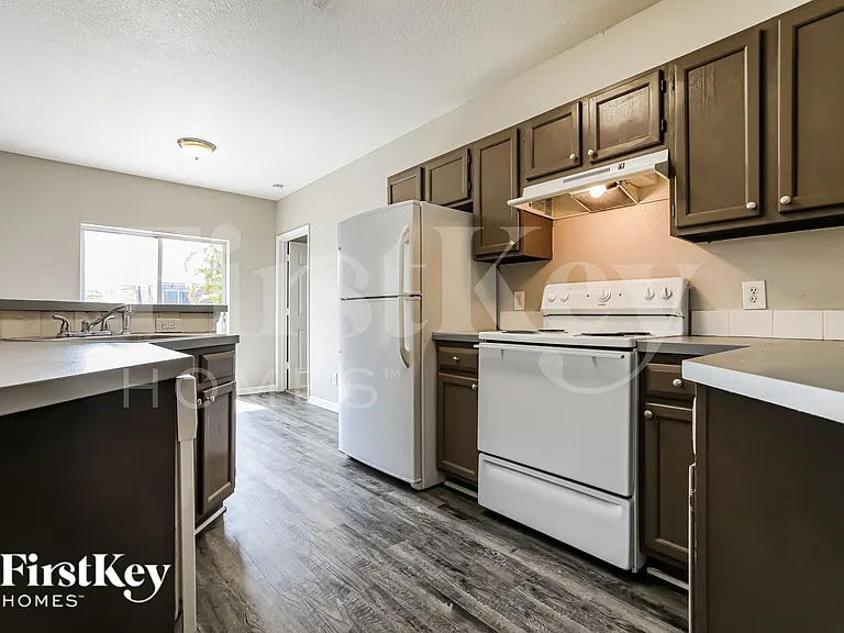 3169 N Biscayne Dr — Photo 4