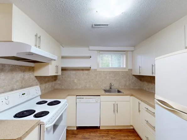 4904 19th Ave NW, Calgary, AB T3B 0S9