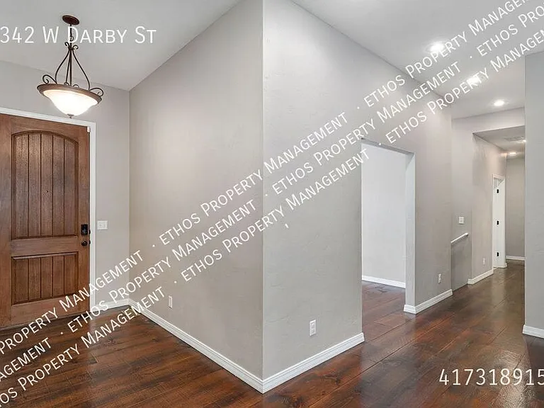 2342 W Darby St — Photo 6