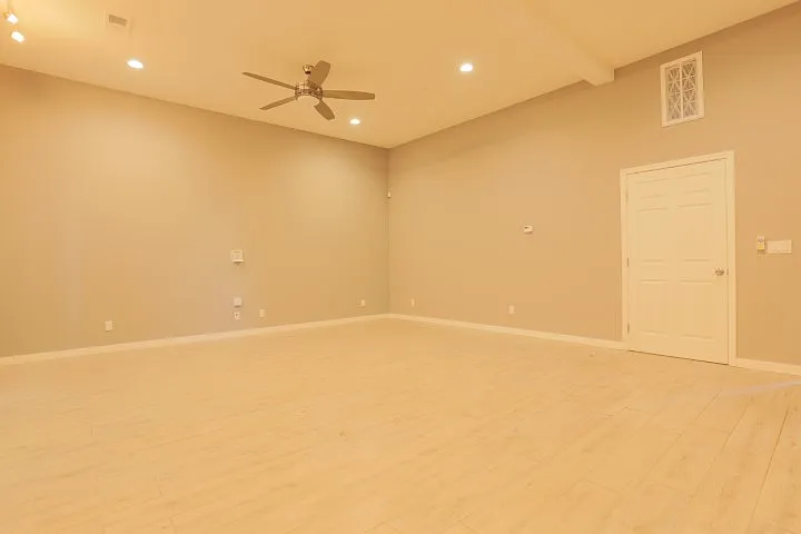 1 bed, 735 sqft, $2,299 — Photo 3