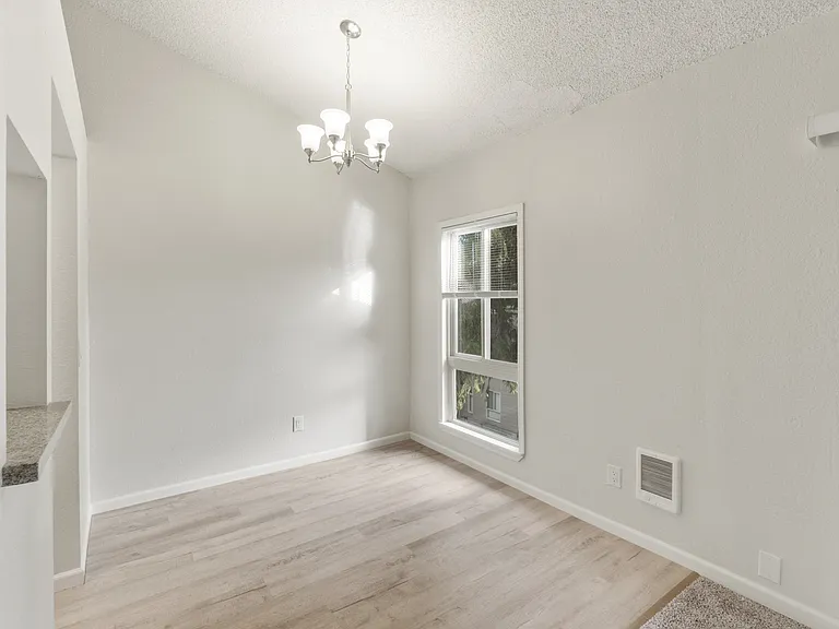 Lakeridge Apartments — Photo 8