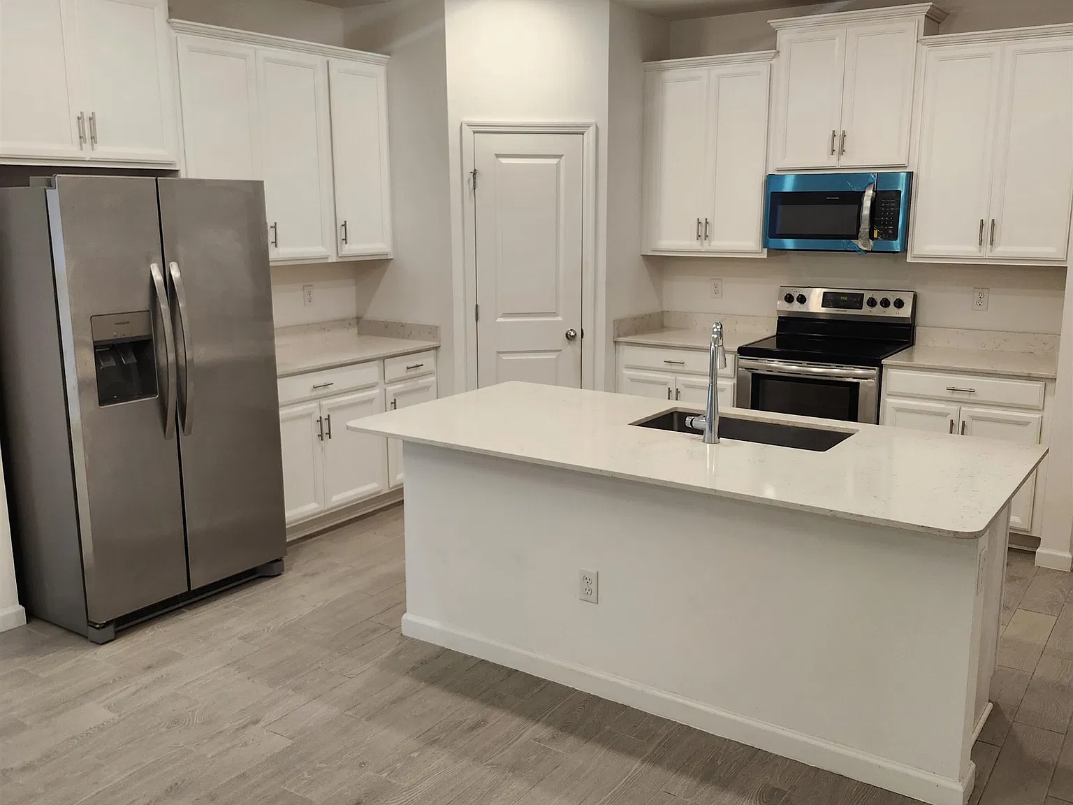 3 bed, 2.5 bath, 2126 sqft, $2,350 — Photo 4