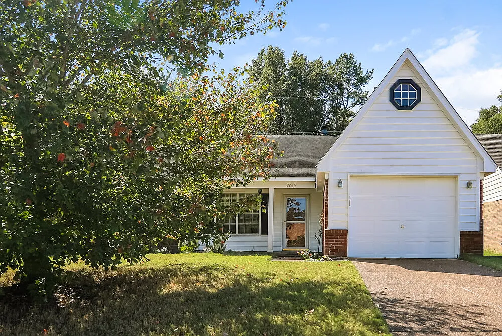 3 bed, 2.0 bath, 1204 sqft, $2,280 — Photo 1