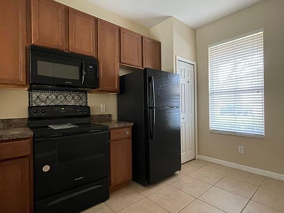 4th image of 2861 Retreat View Cir