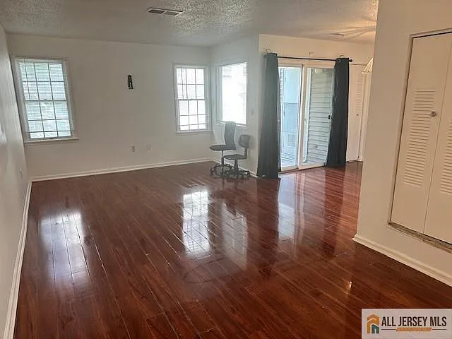 2 bed, 1.0 bath, 908 sqft, $2,150 — Photo 3