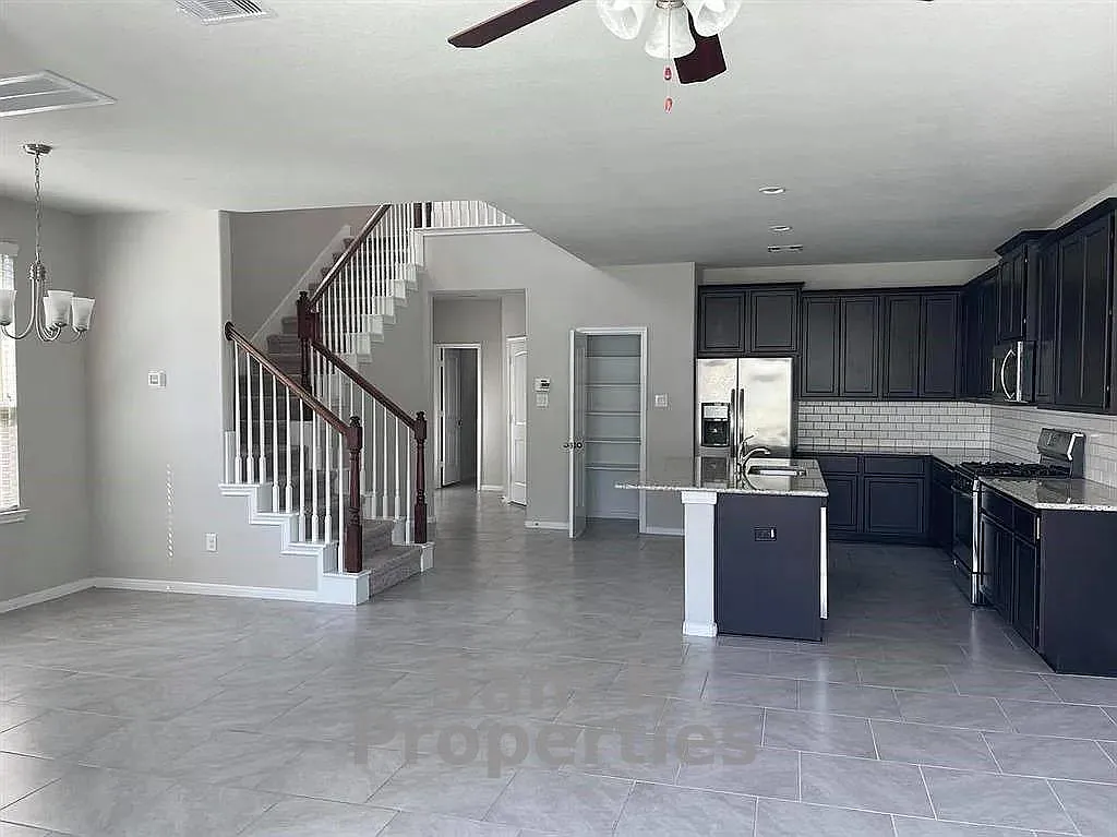 3 bed, 2.5 bath, 1973 sqft, $2,145 — Photo 2