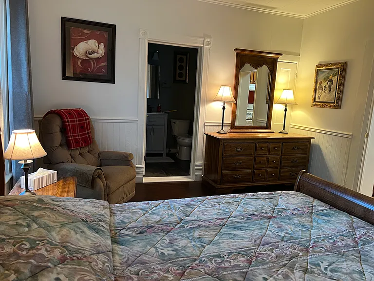 Bedroom, with view to bathroom