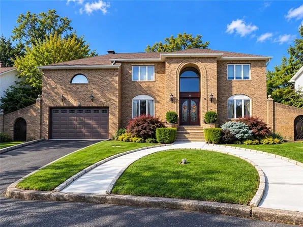 34 Fayann Ln, Staten Island, NY 10307