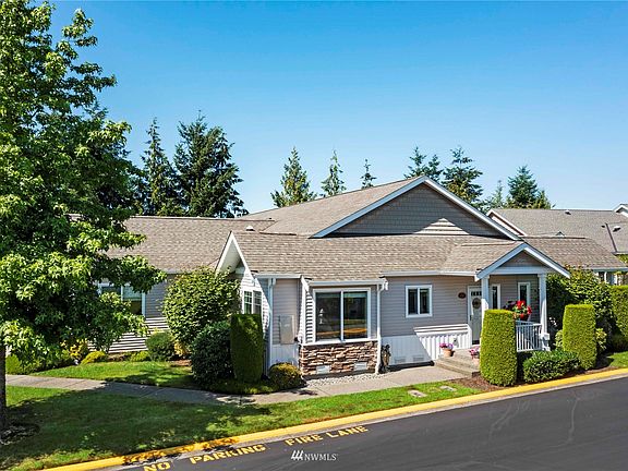 Light and bright one level home featuring brand new furnace and air conditioning>