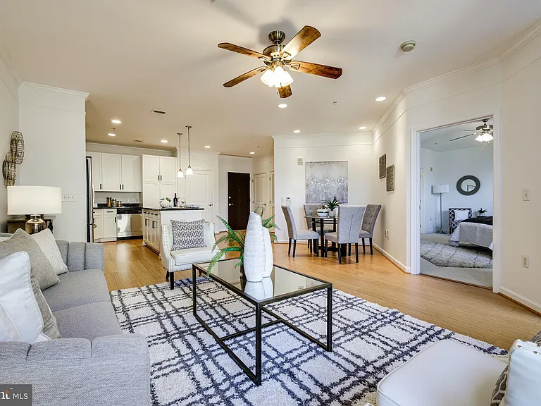 444 W Broad St #523 — Photo 3
