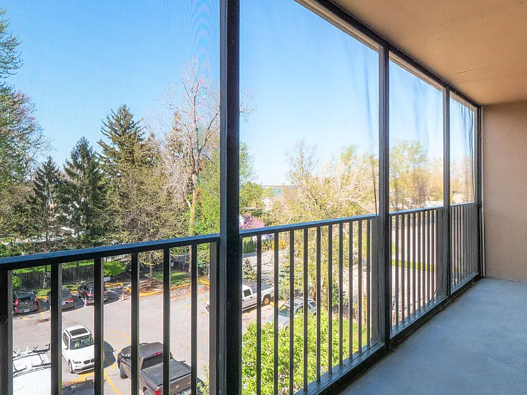 6600 Wyandotte St E — Photo 13