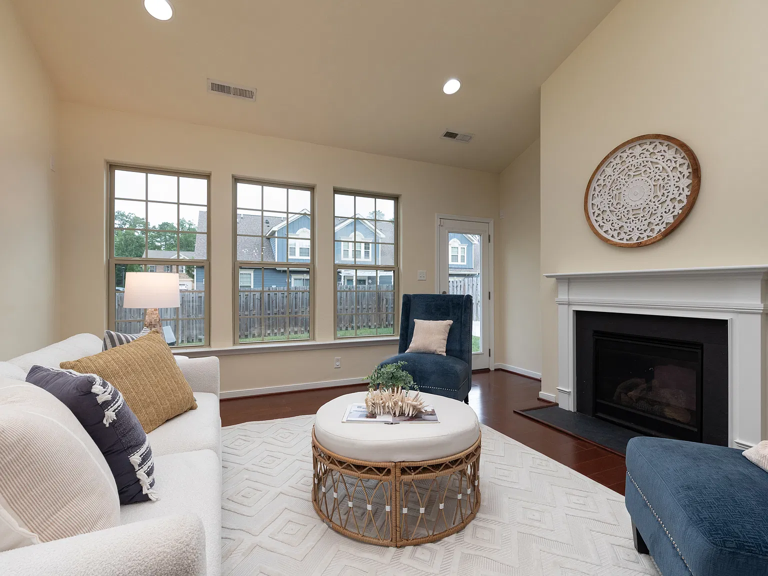 3 bed, 2070 sqft, $2,900 — Photo 2