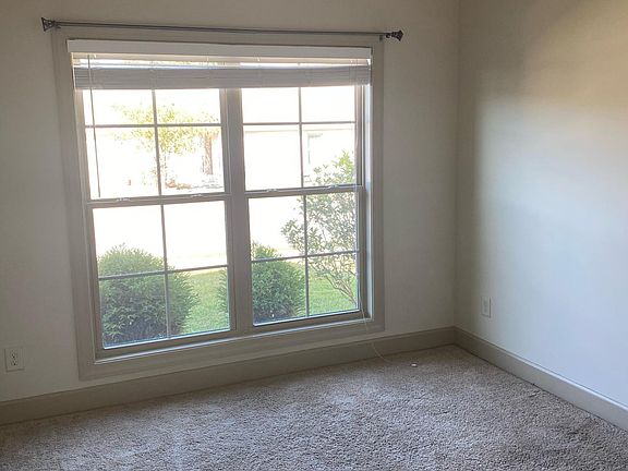 3rd image of 1933 Waterford Ln